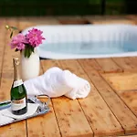 Boni Csaladi Wellness فندق